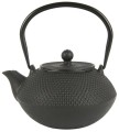 Czajnik żeliwny z emaliowanym wnętrzem i sitkiem do herbaty, który doskonale utrzymuje ciepło i podkreśla charakter stołu. Produkt dostępny w Ulica Ceramiczna & Home Design.