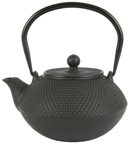 Czajnik żeliwny z emaliowanym wnętrzem i sitkiem do herbaty, który doskonale utrzymuje ciepło i podkreśla charakter stołu. Produkt dostępny w Ulica Ceramiczna & Home Design.