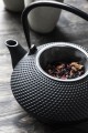 Czajnik żeliwny z emaliowanym wnętrzem i sitkiem do herbaty, który doskonale utrzymuje ciepło i podkreśla charakter stołu. Produkt dostępny w Ulica Ceramiczna & Home Design.
