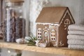 Ceramiczny domek świąteczny Ib Laursen Piernikowa Chatka ze śnieżnym wiankiem – lampion na tealight.