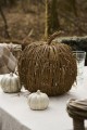 Dekoracyjna dynia z naturalnych gałązek Ib Laursen dostępna w sklepie Ulica Ceramiczna & Home Design. Idealna do tworzenia przytulnych jesiennych aranżacji i eleganckich dekoracji na Halloween.