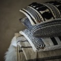 Ulica Ceramiczna&Home Design- Affari of Sweden - Poszewka na poduszkę Anna czarna z białym ściegiem