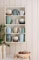 Biała szafka ścienna Ib Laursen z 12 przegródkami – wyjątkowy, skandynawski mebel idealny do kubków i filiżanek w kuchni | Ulica Ceramiczna&Home Design
