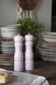 Komplet młynków drewnianych Ib Laursen w błyszczącym kolorze różowym – ceramiczne żarna, elegancki design, idealny do soli, pieprzu i innych przypraw | Ulica Ceramiczna&Home Design