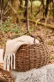 Ręcznie pleciony kosz z naturalnej wierzby z wygodnymi uchwytami. Idealny do przechowywania drewna, koców lub zabawek. Produkt dostępny w Ulica Ceramiczna & Home Design.