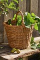 Ręcznie pleciony kosz z naturalnej wikliny z niskim uchwytem. Pojemny i trwały, idealny do przechowywania oraz na zakupy. Produkt dostępny w Ulica Ceramiczna & Home Design.