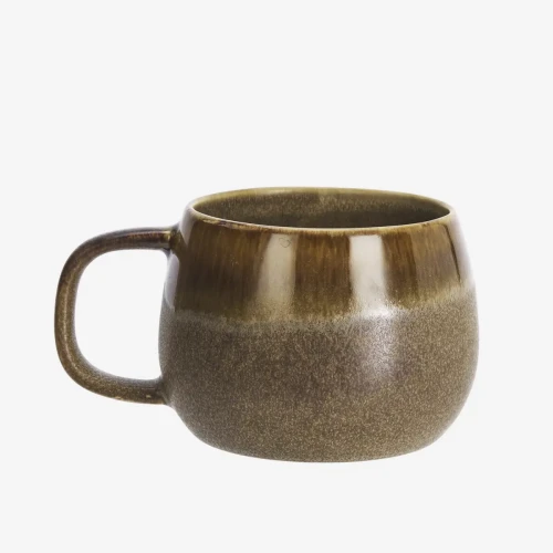 Brązowy kubek ceramiczny Madam Stolz z kamionki, ręcznie szkliwiony, 280 ml, bezpieczny do zmywarki i mikrofalówki. Minimalistyczny design w skandynawskim stylu. Dostępny w Ulica Ceramiczna & Home Design.