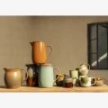 Brązowy kubek ceramiczny Madam Stolz z kamionki, ręcznie szkliwiony, 280 ml, bezpieczny do zmywarki i mikrofalówki. Minimalistyczny design w skandynawskim stylu. Dostępny w Ulica Ceramiczna & Home Design.