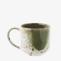 Kubek ceramiczny Madam Stoltz z biało-zieloną glazurą, ręcznie szkliwiony, 250 ml, bezpieczny do zmywarki i mikrofalówki. Minimalistyczny skandynawski styl. Dostępny w Ulica Ceramiczna &Home Design.