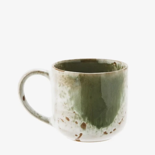 Kubek ceramiczny Madam Stoltz z biało-zieloną glazurą, ręcznie szkliwiony, 250 ml, bezpieczny do zmywarki i mikrofalówki. Minimalistyczny skandynawski styl. Dostępny w Ulica Ceramiczna &Home Design.