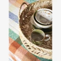 Kubek ceramiczny Madam Stoltz z biało-zieloną glazurą, ręcznie szkliwiony, 250 ml, bezpieczny do zmywarki i mikrofalówki. Minimalistyczny skandynawski styl. Dostępny w Ulica Ceramiczna & Home Design.
