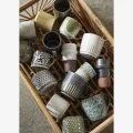 Kubek ceramiczny Madam Stoltz z biało-zieloną glazurą, ręcznie szkliwiony, 250 ml, bezpieczny do zmywarki i mikrofalówki. Minimalistyczny skandynawski styl. Dostępny w Ulica Ceramiczna &Home Design.