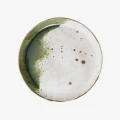 Ceramiczny talerz obiadowy Madam Stoltz z biało-zieloną glazurą, ręcznie szkliwiony, bezpieczny do zmywarki i mikrofalówki. Minimalistyczny design w skandynawskim stylu. Dostępny w Ulica Ceramiczna &Home Design.
