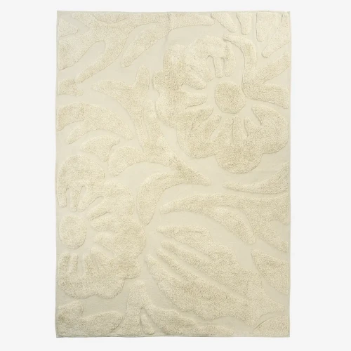 Ręcznie tuftowany dywan bawełniany Madam Stoltz 140×200 cm w kremowym kolorze ze wzorem kwiatów. Skandynawski minimalizm i przytulny design. Łatwy w pielęgnacji: odkurzać i odświeżać na zewnątrz – Ulica Ceramiczna &Home Design.
