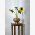 Stolik pomocniczy Madam Stoltz z drewna z recyklingu 30×30×75 cm. Minimalistyczny skandynawski design i unikalna struktura drewna – Ulica Ceramiczna & Home Design.