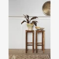 Stolik pomocniczy Madam Stoltz z drewna z recyklingu 30×30×75 cm. Minimalistyczny skandynawski design i unikalna struktura drewna – Ulica Ceramiczna & Home Design.