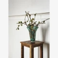 Stolik pomocniczy Madam Stoltz z drewna z recyklingu 30×30×75 cm. Minimalistyczny skandynawski design i unikalna struktura drewna – Ulica Ceramiczna &Home Design.