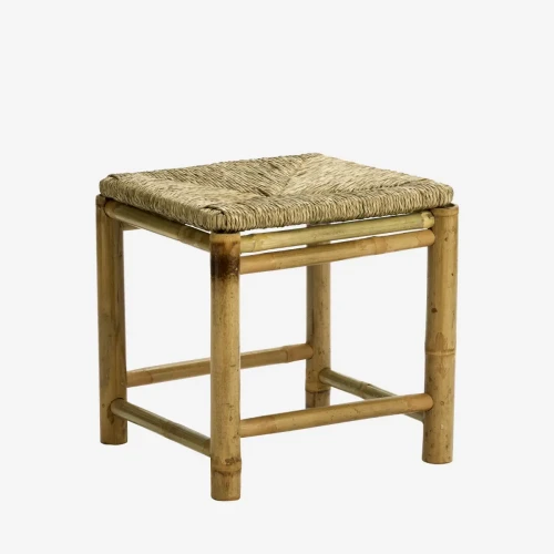 Stołek bambusowy Madam Stolz z siedziskiem z trawy morskiej 37×37×38 cm. Skandynawski minimalizm, naturalne materiały i przytulny design – Ulica Ceramiczna & Home Design.