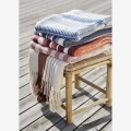 Stołek bambusowy Madam Stolz z siedziskiem z trawy morskiej 37×37×38 cm. Skandynawski minimalizm, naturalne materiały i przytulny design – Ulica Ceramiczna & Home Design.