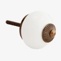 Biała gałka ceramiczna Madam Stoltz z antycznym mosiądzem | Ulica Ceramiczna &Home Design