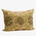 Madam Stoltz – haftowana poszewka boho Suzani 50 × 70 cm z roślinnymi ornamentami.