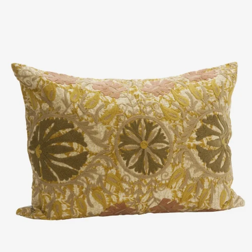 Madam Stoltz – haftowana poszewka boho Suzani 50 × 70 cm z roślinnymi ornamentami.