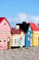 Ceramiczny domek na tealight inspirowany Nyhavn w Kopenhadze. Ręcznie wykonana dekoracja skandynawska dostępna w Ulica Ceramiczna.