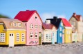 Ceramiczny domek Ebeltoft z zielonymi drzwiami i motywem truskawki. Ręcznie wykonana skandynawska dekoracja dostępna w Ulica Ceramiczna.