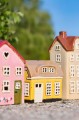 Ceramiczny domek Ebeltoft z zielonymi drzwiami i motywem truskawki. Ręcznie wykonana skandynawska dekoracja dostępna w Ulica Ceramiczna.