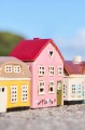 Ceramiczny domek Ebeltoft z zielonymi drzwiami i motywem truskawki. Ręcznie wykonana skandynawska dekoracja dostępna w Ulica Ceramiczna.