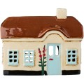 Ceramiczny domek Ebeltoft z jasnoniebieskimi drzwiami i motywem malw. Skandynawska dekoracja handmade dostępna w Ulica Ceramiczna.