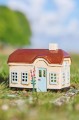 Ceramiczny domek Ebeltoft z jasnoniebieskimi drzwiami i motywem malw. Skandynawska dekoracja handmade dostępna w Ulica Ceramiczna.
