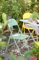 Składane metalowe krzesło w zielonym kolorze. Praktyczne, lekkie i stylowe – idealne do domu i ogrodu. Produkt dostępny w Ulica Ceramiczna & Home Design.
