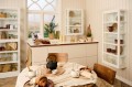 Czajnik żeliwny z emaliowanym wnętrzem i sitkiem do herbaty, który doskonale utrzymuje ciepło i podkreśla charakter stołu. Produkt dostępny w Ulica Ceramiczna & Home Design.