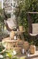 Czajnik żeliwny z emaliowanym wnętrzem i sitkiem do herbaty, który doskonale utrzymuje ciepło i podkreśla charakter stołu. Produkt dostępny w Ulica Ceramiczna & Home Design.