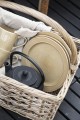 Czajnik żeliwny z emaliowanym wnętrzem i sitkiem do herbaty, który doskonale utrzymuje ciepło i podkreśla charakter stołu. Produkt dostępny w Ulica Ceramiczna & Home Design.