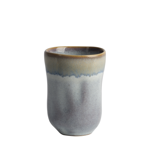Ceramiczny kubek Anna marki Affari of Sweden w odcieniach szarości i beżu. Minimalistyczne naczynie w stylu skandynawskim idealne do kawy lub herbaty. Dostępny w Ulica Ceramiczna & Home Design.