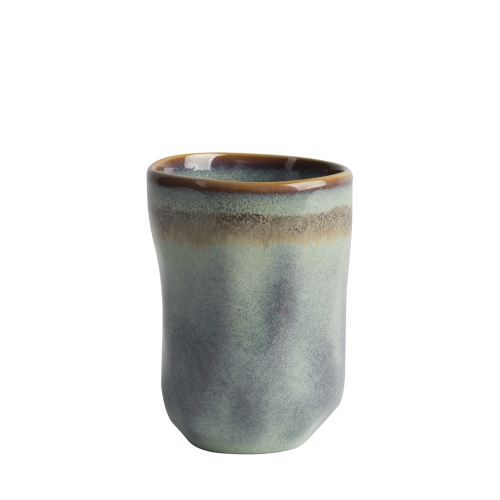 Ceramiczny kubek Anna marki Affari of Sweden w naturalnych odcieniach zieleni i brązu. Minimalistyczne naczynie w stylu skandynawskim idealne do kawy lub herbaty. Dostępny w Ulica Ceramiczna & Home Design.