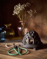 Nożyczki BIND M marki Affari of Sweden w eleganckim zielonym kolorze. Stylowe i praktyczne akcesorium do domu, biura lub prac kreatywnych. Dostępne w Ulica Ceramiczna & Home Design.