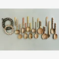 Drewniany zestaw sałatkowy Madam Stoltz z drewna mango i bambusowym wykończeniem. Naturalny i stylowy dodatek do stołu. Dostępny w Ulica Ceramiczna & Home Design.