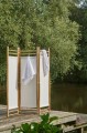 Parawan bambusowy Ib Laursen z jasną tkaniną to lekka i naturalna przegroda do wnętrza. Dostępny w Ulica Ceramiczna & Home Design.