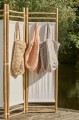 Parawan bambusowy Ib Laursen z jasną tkaniną to lekka i naturalna przegroda do wnętrza. Dostępny w Ulica Ceramiczna & Home Design.