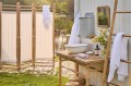 Konsola bambusowa Ib Laursen to lekki i naturalny mebel z dodatkową półką do przechowywania. Dostępna w Ulica Ceramiczna & Home Design.