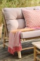 Bambusowa sofa wypoczynkowa Ib Laursen z kolorowymi poduszkami to naturalny i wygodny mebel do salonu lub na taras. Dostępna w Ulica Ceramiczna & Home Design.