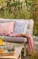 Bambusowa sofa wypoczynkowa Ib Laursen z kolorowymi poduszkami to naturalny i wygodny mebel do salonu lub na taras. Dostępna w Ulica Ceramiczna & Home Design.