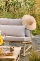 Bambusowa sofa wypoczynkowa Ib Laursen z kolorowymi poduszkami to naturalny i wygodny mebel do salonu lub na taras. Dostępna w Ulica Ceramiczna & Home Design.