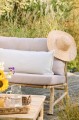 Bambusowa sofa wypoczynkowa Ib Laursen z kolorowymi poduszkami to naturalny i wygodny mebel do salonu lub na taras. Dostępna w Ulica Ceramiczna & Home Design.