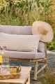 Bambusowa sofa wypoczynkowa Ib Laursen z kolorowymi poduszkami to naturalny i wygodny mebel do salonu lub na taras. Dostępna w Ulica Ceramiczna & Home Design.