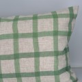 Prostokątna poszewka Miljögården w zieloną kratkę 40x60 cm to stylowy dodatek do wnętrz dostępny w Ulica Ceramiczna & Home Design.
