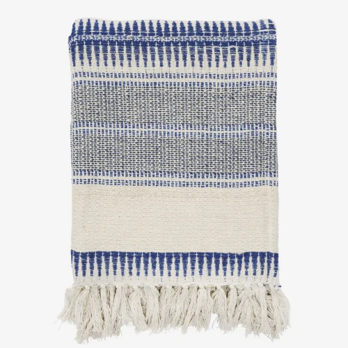 Madam Stoltz –Koc z bawełny z recyklingu w kolorze niebieskim dostępny w Ulica Ceramiczna & Home Design